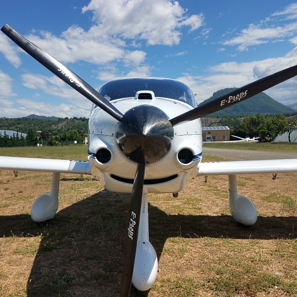 E-PROPS: the lighest Carbon-Titanium Propellers for Aircraft